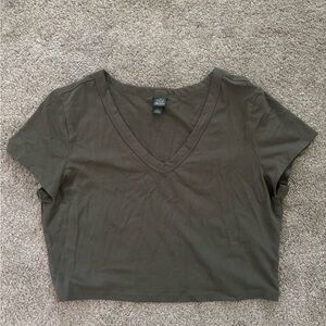 Basic cropped short sleeve v-neck